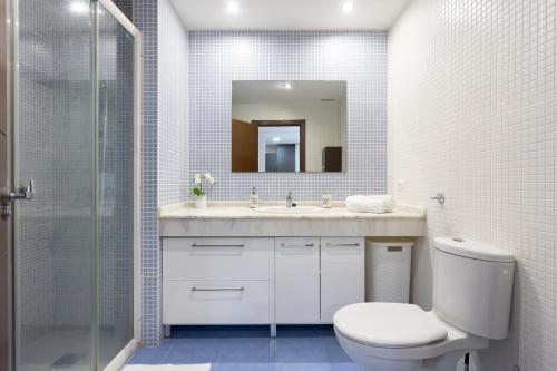 een badkamer met een toilet, een wastafel en een spiegel bij Lucia dream´s apartment in Palm-mar
