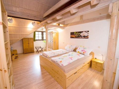 een slaapkamer met een houten bed in een kamer bij Holiday apartment Waldquartier Wackerberg in Kall