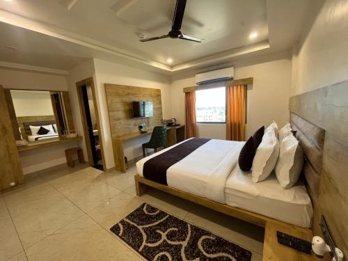 ein Schlafzimmer mit einem großen Bett in einem Zimmer in der Unterkunft Clarks Collection Somnath in Somnath
