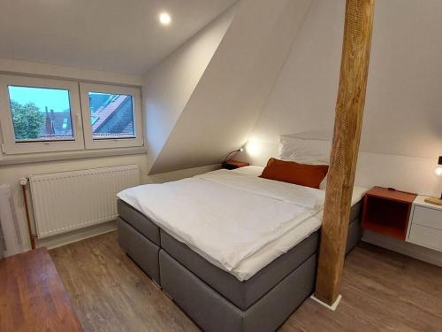um quarto com uma cama grande num sótão em Dornbusch Apartment 3 em Steinhude
