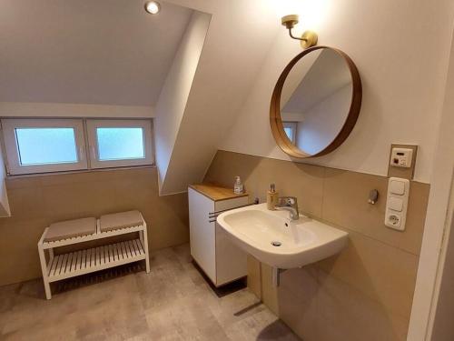 uma casa de banho com um lavatório e um espelho em Dornbusch Apartment 3 em Steinhude