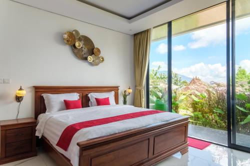 Tempat tidur dalam kamar di TwoSpaces Living at deRos Resort & Cafe, Bogor