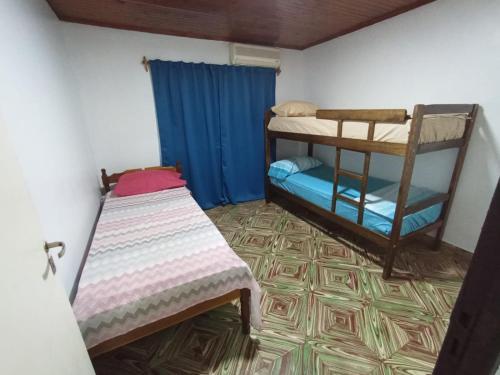 ハルディン・アメリカにあるCasa jardínの二段ベッドが2つある小さな部屋