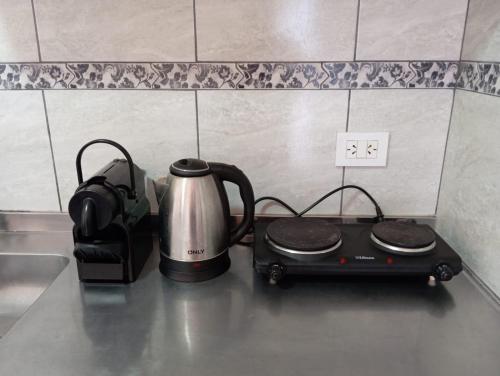 ハルディン・アメリカにあるCasa jardínのコーヒーメーカー、カウンターのティーポット