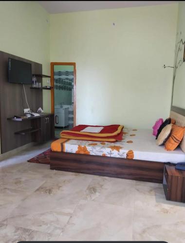 a bedroom with a large bed in a room at Joshi Holiday Home Stay in Lansdowne
