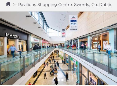 un centro comercial con gente caminando por el centro comercial en GRAB HOUSE Swords en Swords