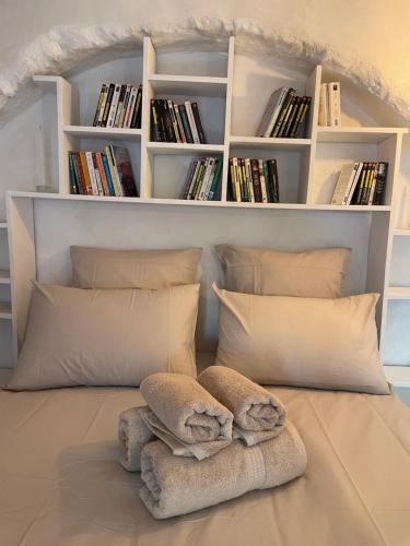 a room with two pillows and a book shelf at Felicità : appartement atypique centre Bastia in Bastia