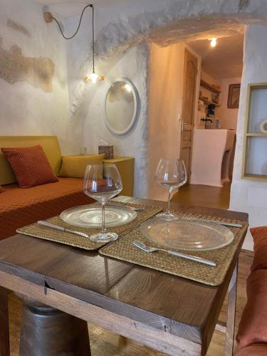 a table with two wine glasses on top of it at Felicità : appartement atypique centre Bastia in Bastia