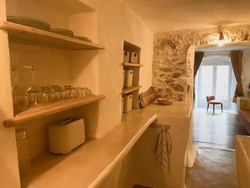 une cuisine avec un comptoir et des lunettes dans l'établissement Felicità : appartement atypique centre Bastia, à Bastia