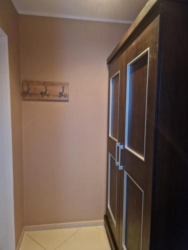 a room with a door and a shelf on the wall at WILLA VASCO KOTWICA in Rewa