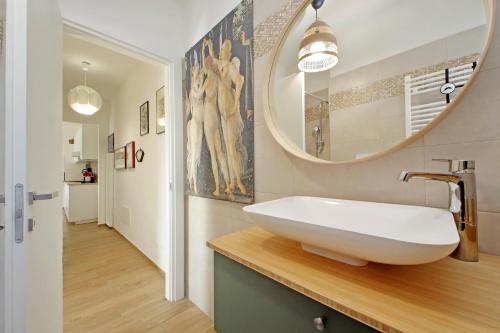 uma casa de banho com um lavatório e um espelho em Orient Charm - Esclusivo con Vista sul Borgo di Ostia Antica em Ostia Antica