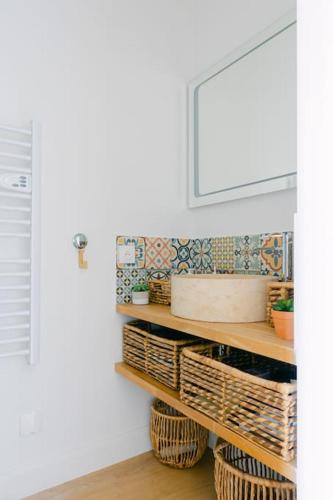 - une chambre avec des paniers en osier et un miroir dans l'établissement Spectacular 1B apartment - French Riviera (port), à Nice