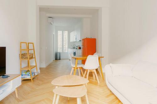 un salon avec un canapé, une table et des chaises dans l'établissement Spectacular 1B apartment - French Riviera (port), à Nice
