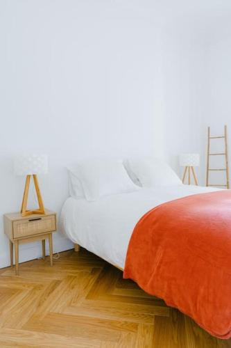 une chambre avec un lit et un parquet dans l'établissement Spectacular 1B apartment - French Riviera (port), à Nice