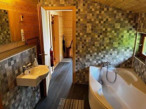 uma casa de banho com uma banheira e um lavatório em Inviting apartment in Schotten em Schotten