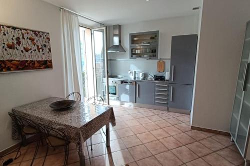 une cuisine avec une table et une cuisine avec une cuisinière dans l'établissement 3 pièces Clemenceau, à Cannes