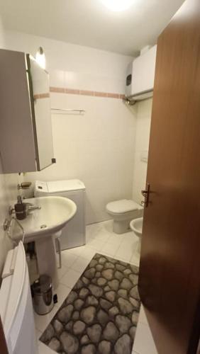 une salle de bain avec un lavabo et des toilettes dans l'établissement 3 pièces Clemenceau, à Cannes