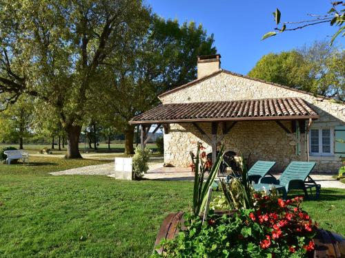 une maison avec un kiosque dans une cour dans l'établissement Spacious Holiday Home in Saint Nexans with Terrace, à Saint-Nexans