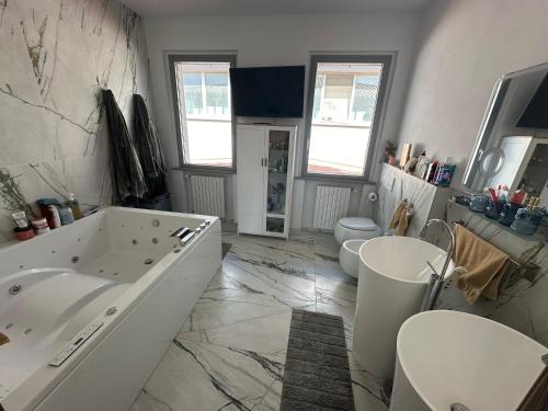uma casa de banho com uma grande banheira e 2 WC em Villa Alberto & Ilaria em Parma
