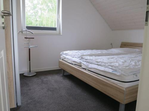 Postel nebo postele na pokoji v ubytování Cosy apartment by the lake