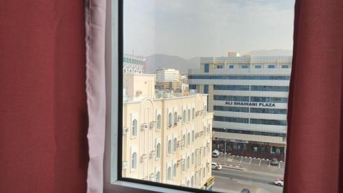 una ventana con vistas a un gran edificio en Room center, en Mascate