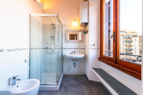 ローマにあるCasa Bodoniのバスルーム(ガラス張りのシャワー、シンク付)