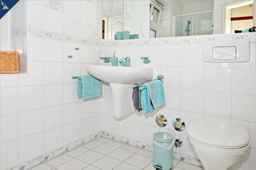 bagno bianco con lavandino e servizi igienici di Hauptstraße Koserow An den Linden Koserow a Ostseebad Koserow