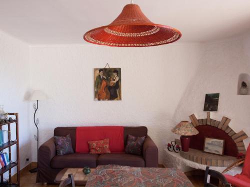 - un salon avec un canapé et un lustre dans l'établissement Cosy Holiday Home in Carg se Corse du Sud near Sea, à Cargèse