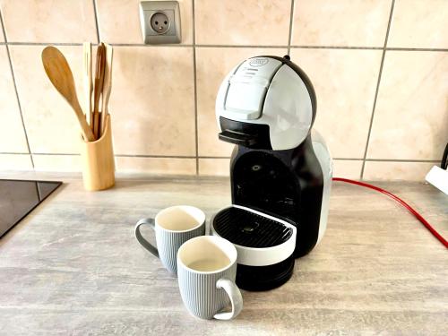 uma cafeteira está a fazer chávenas de café em Superbe T2, Spacieux em Saint-Étienne
