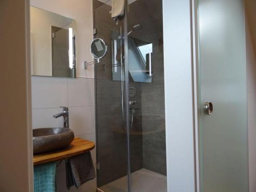 een badkamer met een wastafel en een douche bij Holiday apartment Kieschtock in Unterkirnach