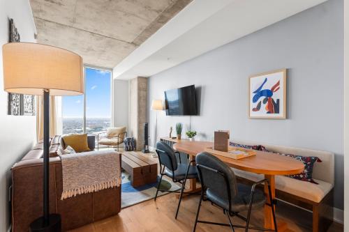 TV a/nebo společenská místnost v ubytování Austin Condo Hotel