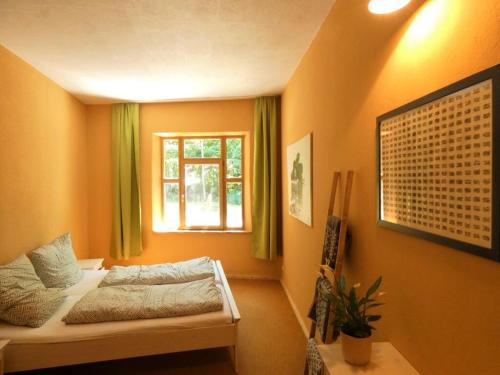 Daberkow的住宿－Holiday apartment Fernblick，一间卧室设有一张床和一个窗口