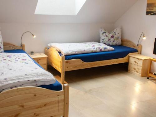 - une chambre avec 2 lits et 2 tables de chevet dans l'établissement Holiday apartment Thoma, à Königheim