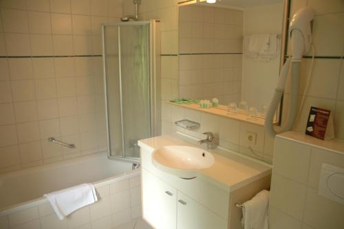 Bathroom sa Le Grandgousier Mirwart