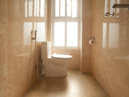 加德滿都的住宿－Hotel Euro，一间带卫生间、窗户和淋浴的浴室