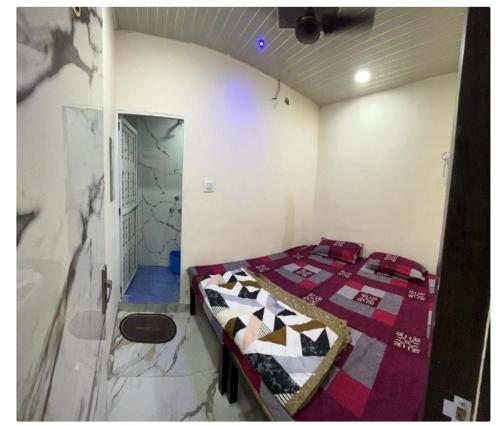 乌贾因Winter Hotel at Ujjain的一间卧室配有带牛毛毯的床