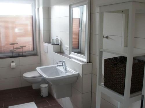 bagno bianco con lavandino e servizi igienici di "On Lindenallee" a Bad Rothenfelde