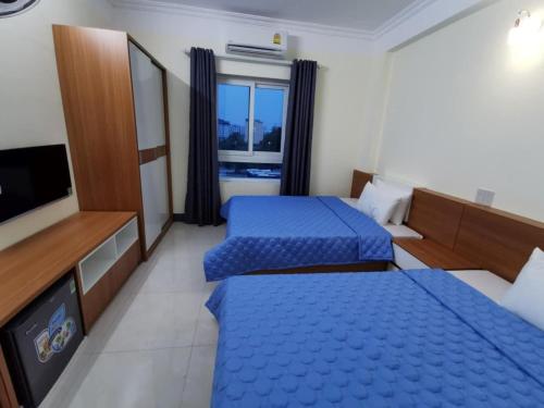 クアローにあるSóng Biển Hotel Cửa Lòのベッド2台、薄型テレビが備わるホテルルームです。