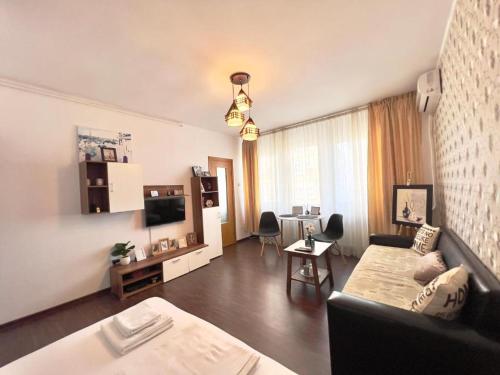 een woonkamer met een bank en een tafel bij Mercur Home in Ploieşti