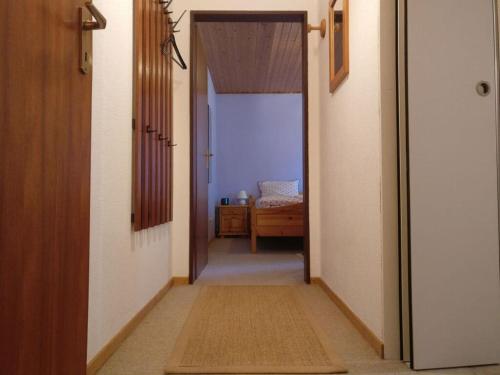 - un couloir avec une porte menant à une chambre avec un lit dans l'établissement Ahlers holiday apartment, à Schneverdingen