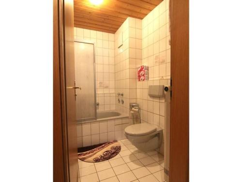 uma casa de banho com um WC e uma banheira em Holiday apartment Flora em Schönau am Königssee