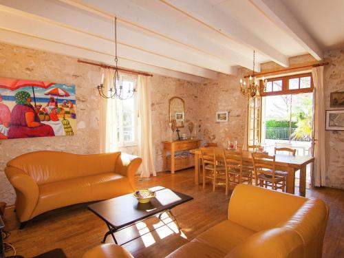 un salon avec un canapé et une salle à manger dans l'établissement Warm Mansion with Swimming Pool in Sigoul s, à Pomport