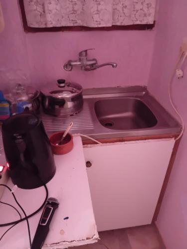 um lavatório numa pequena cozinha com um lavatório em Μαρια em Agia Marina