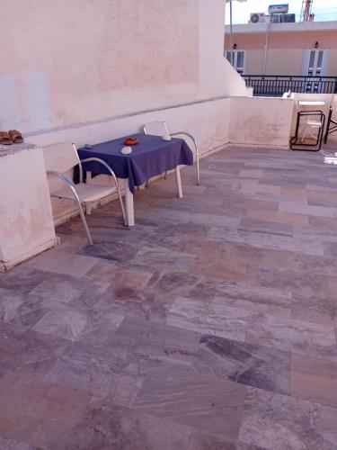 een tafel en stoelen op een patio bij Μαρια in Agia Marina Aegina