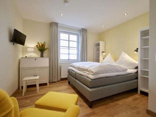 una camera con un grande letto e una finestra di Holiday home Altes Zollhaus No 19 a Höfen