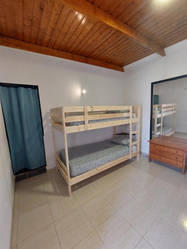 een slaapkamer met een stapelbed in een kamer bij Lanzarote Hostel in Arrecife