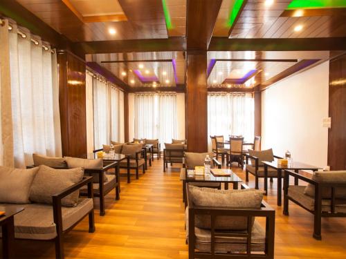 加德滿都的住宿－Hotel Euro，用餐室设有桌椅和窗户。