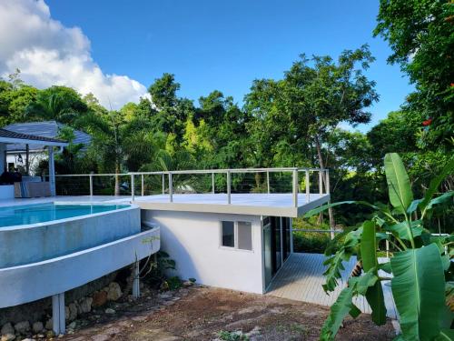 ein Haus mit einem Balkon und einem Pool in der Unterkunft Ocean view Rocky Hill in Content