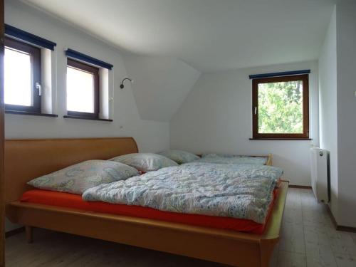 - une chambre avec un lit et 2 oreillers dans l'établissement Holiday home Haus Adlerblick Bristow, à Bristow
