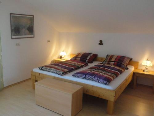 - une chambre avec un lit et 2 oreillers dans l'établissement Holiday apartment Haus Rita, à Hinterschmiding
